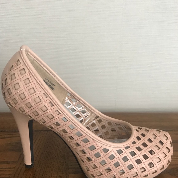 Blush latticework pattern pump - Picture 2 of 5